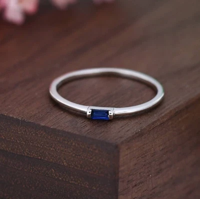 Delicada banda solitaria de platino 950 zafiro simulado corte baguette azul 0,14 TCW Foto 1 de 4