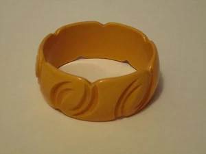 VINTAGE DEEPLY CARVED YELLOW BAKELITE BANGLE BRACELET - TESTED - Picture 1 of 4