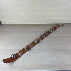 6 Weihnachtsschlitten oder Jingle Bells an hellbraunem Kunstlederband - Bild 1 von 9