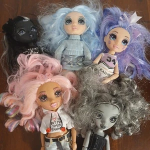 Lote de 5 muñecas Rainbow High con trajes ropa algunos zapatos - Imagen 1 de 17