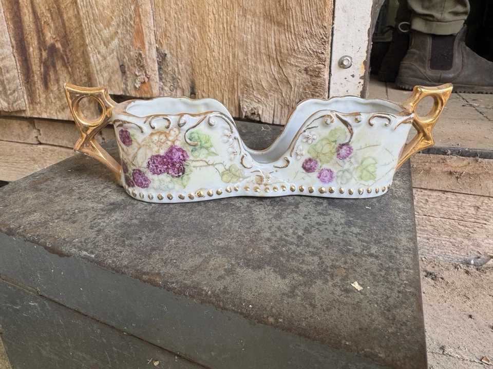 SOPORTE CUCHARA PORCELANA BLANCA ÉPOCA VICTORIANA con ASAS DORADAS Y LADOS PINTADOS FLORAL Foto 1 de 2