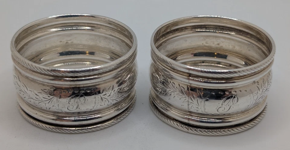 一对古董谢菲尔德纯银餐巾戒指 "P" 初始,日期为 1900 年 — 第 1/4 张图片