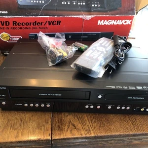 Magnavox ZV427MG9 Reproductor Grabadora DVD VCR VHS 4 Cabezales Hi-Fi Combo Nuevo - Imagen 1 de 23