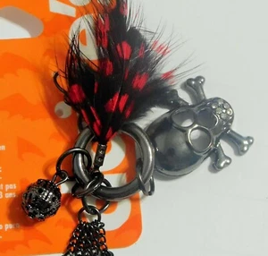 Pendientes colgantes, cráneo y tibias cruzadas de Claire's, tipo gancho de cadenas - Imagen 1 de 3