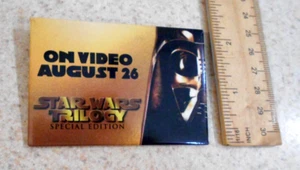 Star Wars Trilogy Edición Especial VHS Lanzamiento Promo 1997 Botón Pinback Años 90 - Imagen 1 de 4