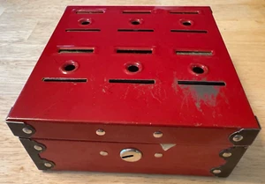 RED TUDOR METAL 6 RANURAS Y CONTENEDORES DE MONEDAS HOGAR PRESUPUESTO CAJA BANCARIA - VINTAGE Sin llave - Imagen 1 de 23