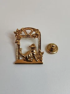 Vintage Touch of Whimsy Cat and Mouse in a Window Gold Tone Brooch Lapel Pin - Picture 1 of 7