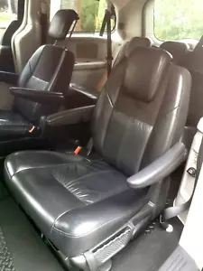 Chrysler Grand Voyager 2011 to 2015 passengers 2nd row seat leather and heated - Picture 1 of 1