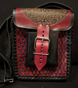 Handgefertigte Leder Umhängetasche Azteken Kalender rot/schwarz geflochten - Bild 1 von 7