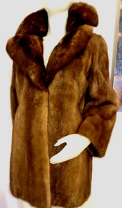 Abrigo chaqueta visón beige de alta costura con cuello de piel de sable. - Imagen 1 de 7