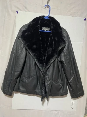 Esta chaqueta es una chaqueta de cuero sintético negro Roz & Ali con forro de piel sintética. Foto 1 de 4