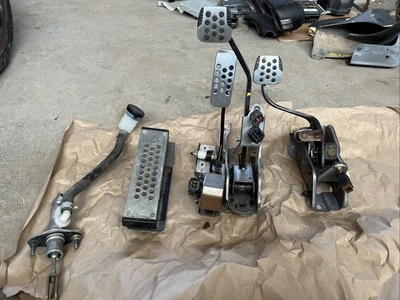 2006 Nissan 350Z conjunto de reservatório de embreagem de acelerador manual pedais de freio - Imagem 1 de 4