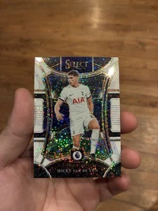 2023-24 Panini Select Premier League Topolino Van de Ven White Sparkle Prizm SSP - Foto 1 di 5
