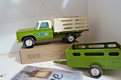 Vintage Nylint Farms Square Body Style Pressed Metal Truck And Trailer 3/5 - Image 1 of 4