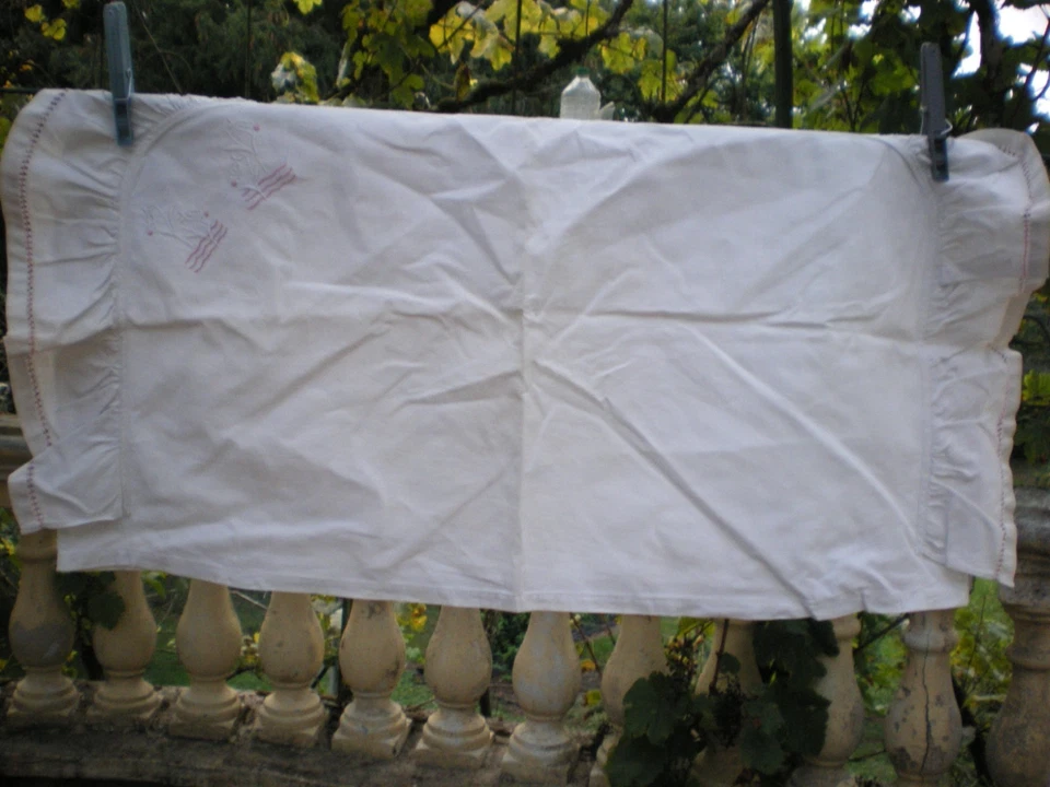 une parure de bébé des années 1950 drap+taie brodée au bord 113x87cm - Photo 1/4