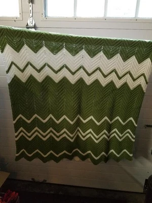 Manta afgana de ganchillo - Hecha a mano - Verde/Blanco - 37"X68" Chevron abuela Foto 1 de 4