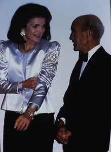 JACQUELINE ONASSIS & ISAMU NOGUCHI - Original 35mm COLOR Slide - Picture 1 of 2