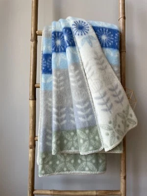  Jacquard Wende - Wolldecke Plaid "Folklore floral Blau" 130x200 cm, Merinowolle - Bild 1 von 4