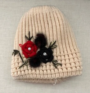 Women's Beige Knit Beanie with Crochet Flowers Pom Poms EUC One Size Red Black - Bild 1 von 6