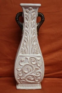 Vintage weiße Keramik Vase mit doppelten Henkeln, floral appliziert. Tag 468d - Bild 1 von 13