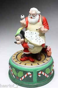 MICKEY PRESTS SANTA A HELPHAND 1993 Navidad Disney Porcelana Figura Japón - Imagen 1 de 11