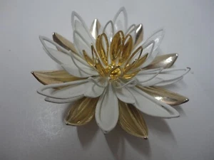 Vintage Sarah Coventry Gold and White Enamel Flower Pin Brooch - Picture 1 of 3