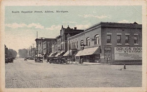 South Superior Street Cars Drogerie Albion Michigan 1930er Postkarte - Bild 1 von 2