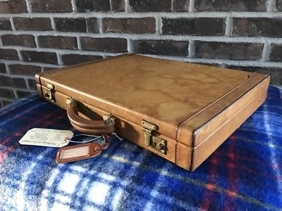 BOLSO MALETÍN MACBOOK PRO DE CUERO CON CINTURÓN CRUZADO MARCA RARO VINTAGE AÑOS 70 R$2698 Foto 1 de 4