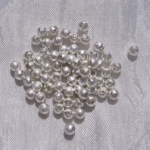 LOT DE 100 PERLES RONDES ARGENTÉES 4MM EN LAITON TEXTURÉ TROU 1MM - A223 - Picture 1 of 3