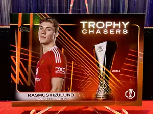 2024-25 Topps UCC Trophy Chasers Orange 17/25 Rasmus Hojlund SSP Man Utd Denmark - Picture 1 of 3