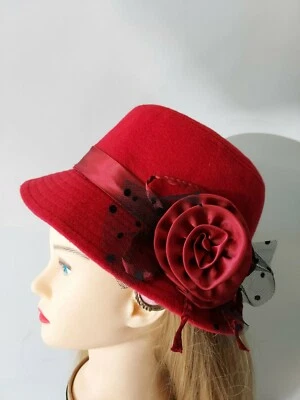Nuevo Sombrero de Vestido para Mujer Boater Rojo Banda de Satén Flores Malla Negra.  Ala ancha de 2" Foto 1 de 4