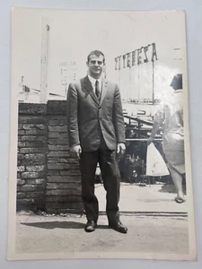 Giovane davanti Pizzeria Zì Teresa anni'70 - Picture 1 of 2