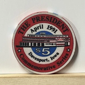 The President Casino Commerciative Series Davenport Iowa $5 Casino Poker Chip - Foto 1 di 3