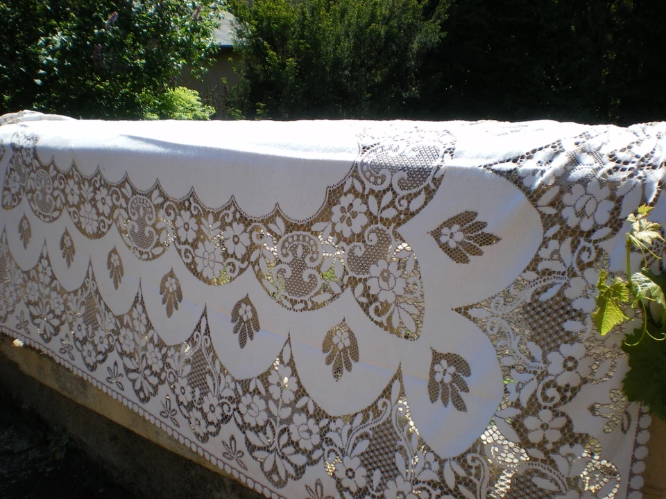 une nappe vintage des années 1980 en dentelle dimentions 260x150cm - Photo 1/3
