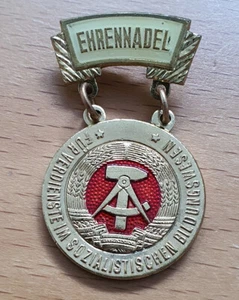 DDR Ehrennadel für Verdienste im sozialistischen Bildungswesen GDR - Picture 1 of 3