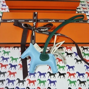 HERMÈS RODEO PM  CHARM TASCHENANHÄGER BLUE ATOLL/CRAIE/MALACHITE - Picture 1 of 6