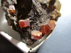 VANADINIT XX  bis 5 mm MIBLADEN  MAROKKO Stufe 4,5 x 3 cm auf Limonit - Bild 1 von 3