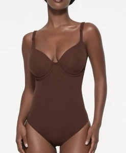 Neu mit Etikett SKIMS Größe S passt jedem Rücken glättender Bügel Slip Body kakao - Bild 1 von 11