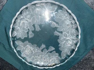 Plato para servir Studio Nova grabado ROSA DE INVIERNO 14” ¡Bordes festoneados perfecto!! Foto 1 de 3