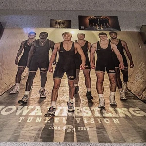 Póster de lucha libre para hombre Iowa Hawkeyes 2024-2025, imán y calendario de bolsillo  - Imagen 1 de 8