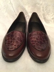 Liz Claiborne Womens Loafers Sz 7.5 Brown Crocodile Upper Leather Slip On - Picture 1 of 10