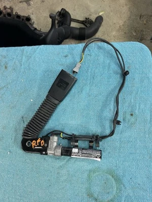 2007-2013 mini cooper black RH passengers front seatbelt buckle tongue OEM — 第 1/4 张图片