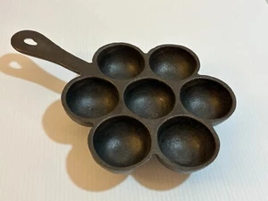 Bolas de panqueques vintage de hierro fundido John Wright Aebleskiver sartén danesa de 7 agujeros - Imagen 1 de 6