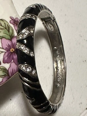 Brazalete Brazalete Firmado Cookie Lee Negro Esmalte Rayas Estrás Bisagras Foto 1 de 4