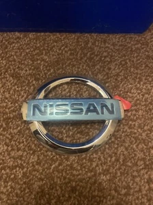 Insignia/calcomanía emblema puerta trasera Nissan Almera 98-06 84890-BU700 nuevo stock antiguo - Imagen 1 de 3