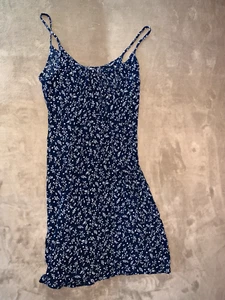 H & M LOGO size 10 spaghetti strap dress navy blue white floral design - Picture 1 of 4
