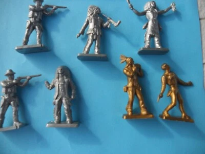 Lot de 7 cow boys et indiens en plastique d' occasion. - Photo 1/4