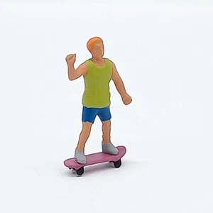 Model Power Figure Skateboarder Boy On A Skateboard - OO/HO - (Unused) Mint Cond - Picture 1 of 7