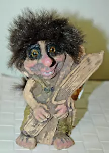 NEU | Nyform Norway Handmade Troll Holding Ski Figur #311 mit Booklet - Bild 1 von 5