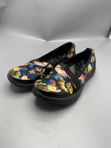 Bzees Nischenschuh Sneaker Damengröße 8 M schwarz Blumenmuster Stretch bequeme Slipper - Bild 1 von 9